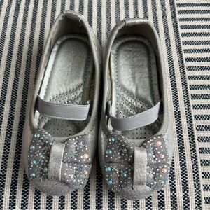 Tahari silver bow flats size 6